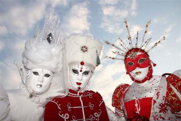 Os primeiros registros das máscaras tão características do carnaval veneziano datam do ano de 1200. Análises históricas apontam que o adereço se popularizou pelo fato de as mulheres de Constantinopla costumarem passear com o rosto coberto, o que atraía os homens. 
