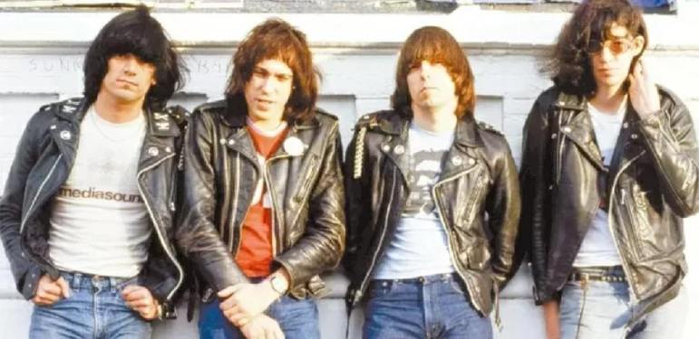 Os Ramones surgiram em 1976 e tornaram-se um grande nome do punk rock americano. Como foram precursores no gênero, suas músicas influenciaram diversas bandas que surgiram depois. 