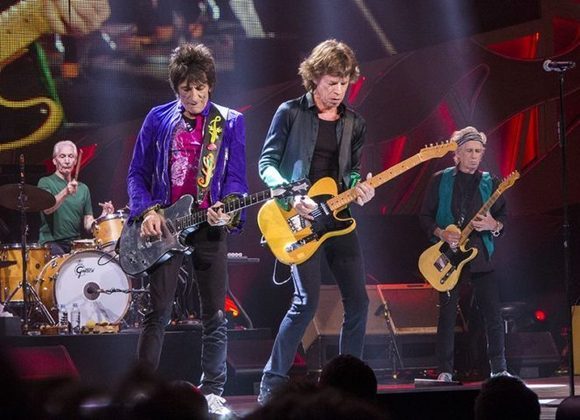 Os Rolling Stones foram pioneiros no movimento britânico de invasão musical nos Estados Unidos e ajudaram a definir a cultura do rock dos anos 60.