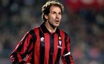 Os rossoneros também aposentaram a camisa 6, do ídolo Baresi, que atuou por lá entre 1977 a 1997, ou seja, toda a sua carreira.