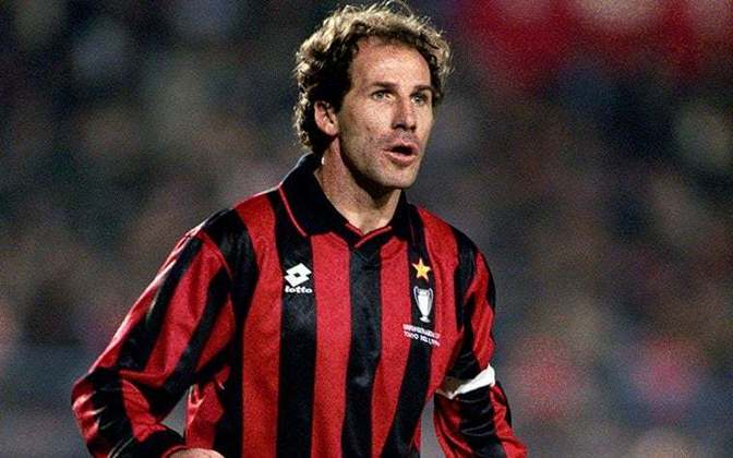 Os rossoneros também aposentaram a camisa 6, do ídolo Baresi, que atuou por lá entre 1977 a 1997, ou seja, toda a sua carreira