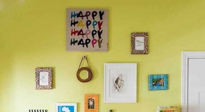 Os suportes do tipo L deixam o efeito de livros flutuantes na parede