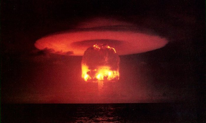 Os testes nucleares americanos são feitos há décadas. Em 1954, uma operação chamada Castle Romeo detonou uma bomba termonuclear no Atol de Bikini, no Oceano Pacífico.