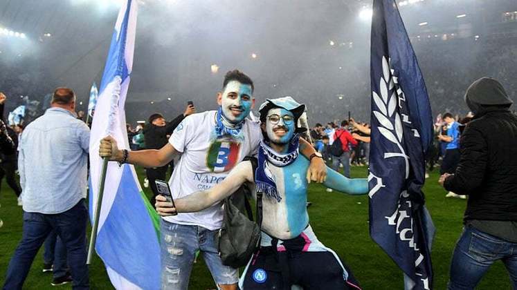 Os torcedores que marcaram presença no Estádio Friuli invadiram o gramado para comemorar após o jogo. 