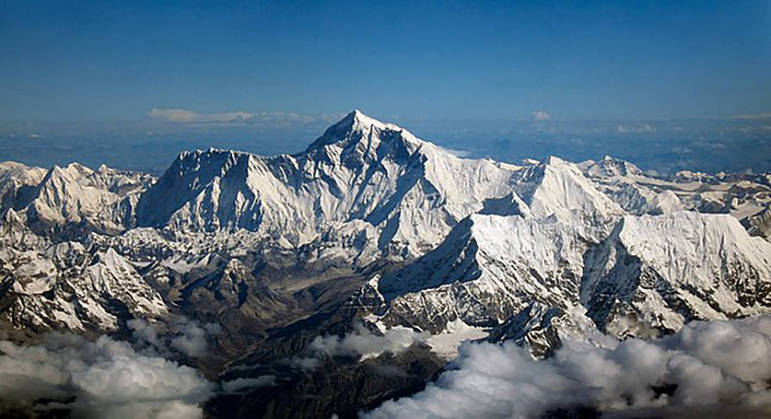 Os triângulos representam os dois picos do Monte Everest, o mais alto do mundo (8,848m), na fronteira do Nepal com o Tibete. 