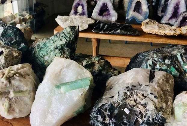 Os turistas que vão à Cristalina podem encontrar cristais de muitos tipos: pequenos, grandes, de todas as cores e formas.
