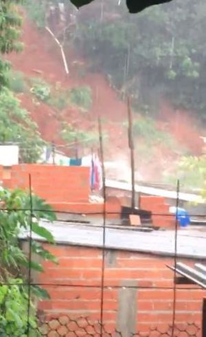 Após chuva, deslizamento de terra atinge casa em Osasco