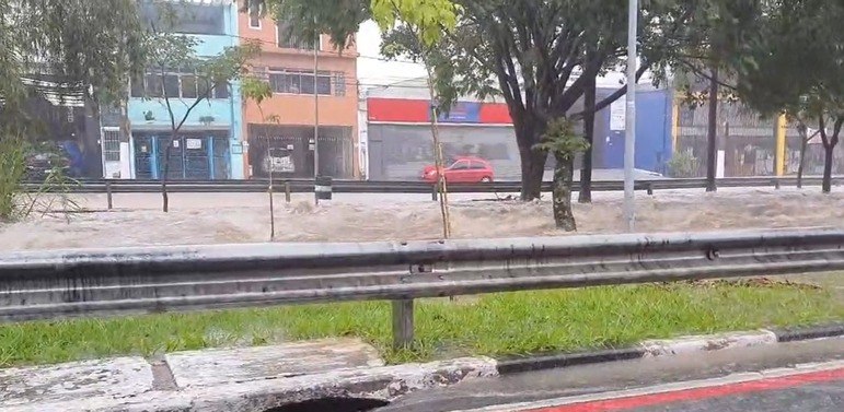 Em Osasco, já na região metropolitana de São Paulo, as chuvas também foram intensas e chegaram a deixar carros ilhados