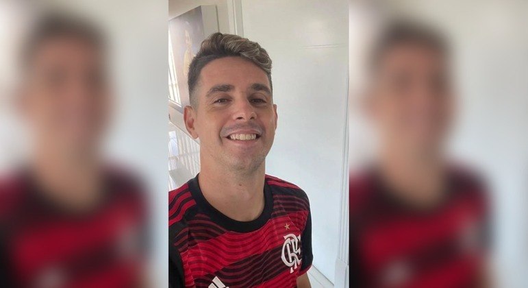 Oscar sorrindo com a camisa do Flamengo. Situação que os chineses consideram ofensiva