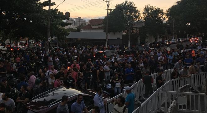 Centenas aguardam distribuição de cerveja oferecida por Oscar Maroni