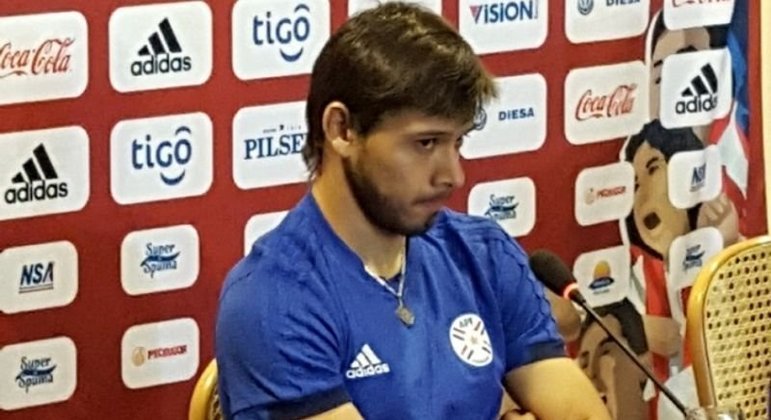 Oscar Romero (meia - 29 anos - Paraguai): Oscar tem uma carreira consolidada pela seleção paraguaia. Ele estreou em 2013 e fez 55 partidas, marcando quatro gols. Passou por clubes argentinos como Racing e San Lorenzo e está sem clube desde agosto.