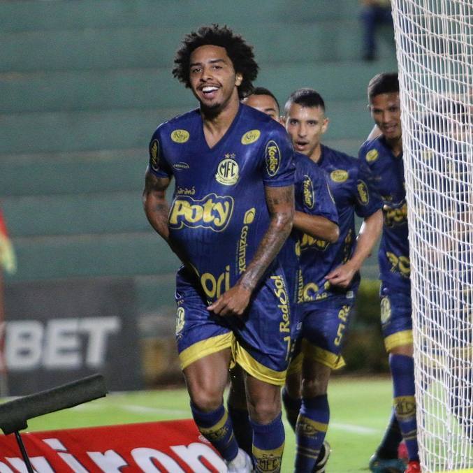 Osman comemora seu gol contra o Brasil de Pelotas