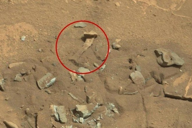 Conspiradores atacados pelo fantasma da pareidolia aprontaram mais uma: viram a foto acima e trataram de mostrar como a prova definitiva de vida em Marte. Segundo eles, um ossos humano aparece na foto. Mas a Nasa deu um banho de água fria nos cidadãos