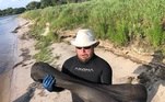 Derek Demeter e Henry Sadler (na imagem) estimam que o pedaço de osso pré-histórico, de 22 kg, tenha cerca de 100.000 anos. Além de mergulhadores, eles são paleontólogos amadores