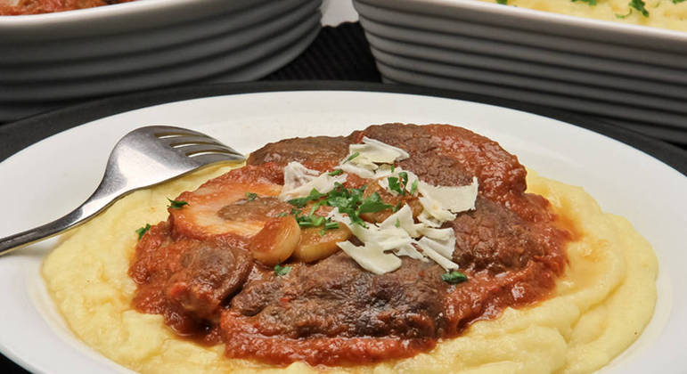 Ossobuco ao vinho com polenta