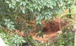Moradores de Guarulhos, região metropolitana de São Paulo, encontraram uma ossada humana enterrada no quintal de casa durante uma obra em fevereiro de 2022. Um homem estava limpando o terreno para a construção de um poço artesiano quando encontrou os ossos. A suspeita era que a ossada seja de uma mulher, pois roupas femininas também foram achadas próximo ao local