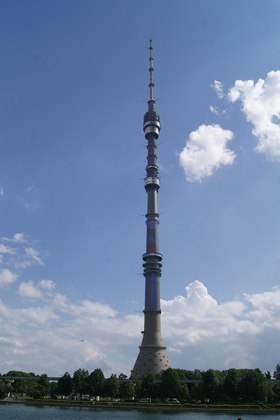 Ostankino - 540 metros - Rússia - A torre de telecomunicação foi inaugurada em 1967 em Moscou. Em 2002, a construção foi danificada por um incêndio, resultando na morte de três bombeiros e na interrupção da transmissão de TV e rádio. Após o acidente, foi restaurada com novas medidas de segurança.