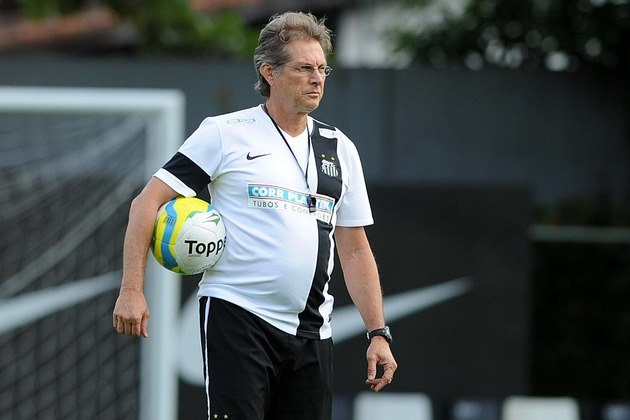 Oswaldo de Oliveira comandou o Santos em 2014 e até hoje o Peixe tem dor de cabeças com a questão financeira que envolve o treinador. Até o ano passado, o técnico já havia recebido R$ 1,76 milhões e ainda tinha R$ 440 mil a receber