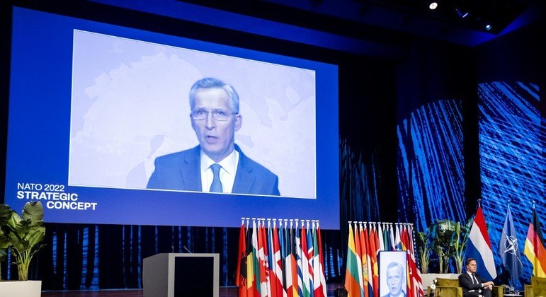 Secretário-geral Jens Stoltenberg dá uma coletiva de imprensa online após uma reunião extraordinária da comissão OTAN-Ucrânia sobre a situação entre a Ucrânia e a Rússia