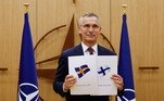 A Finlândia e a Suécia formalizaram na quarta-feira (18) o pedido de adesão à Otan (Organização do Tratado do Atlântico Norte) com a entrega das cartas oficiais ao secretário-geral da aliança militar, Jens Stoltenberg, em Bruxelas