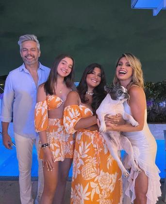 Otaviano Costa e Flávia Alessandra: O casal desejou um lindo 2023 e postou foto com as meninas Giúlia, filha da atriz, e Olívia, filha do casal.