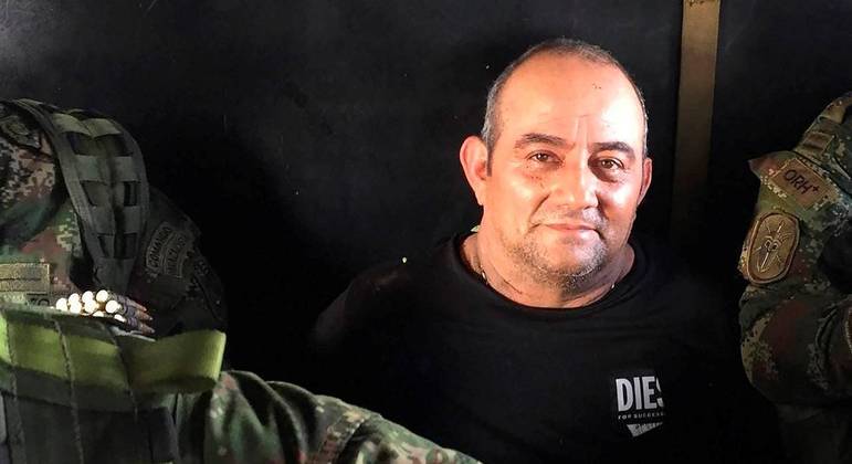 Otoniel, chefe do tráfico de drogas na Colômbia, foi preso neste sábado (23)
