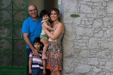Oula vive com sua família no bairro do Bixiga