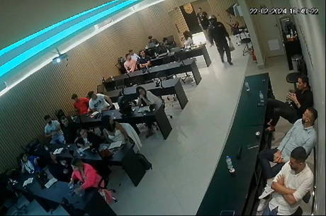 Ousadia: ladrão invadiu aula para roubar relógio (Reprodução/Polícia Civil)