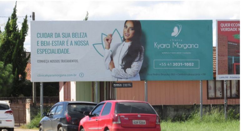 Foto verdadeira da placa publicitária