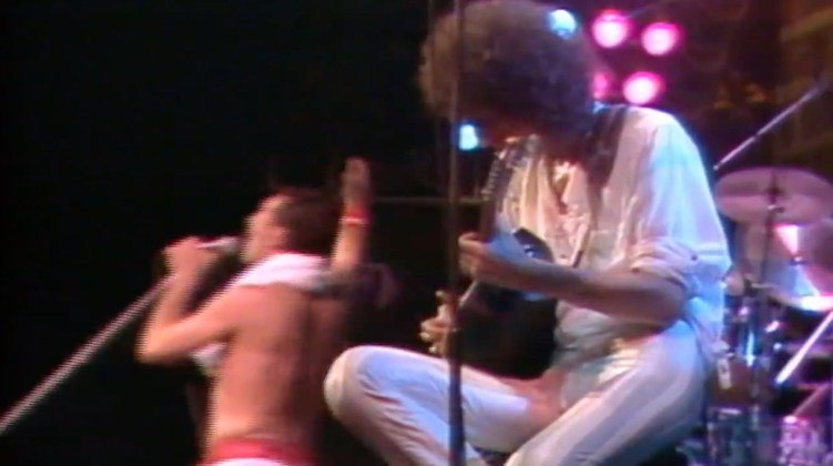 Outra apresentação memorável também tem a banda Queen como protagonista. Desta vez, no primeiro Rock in Rio da história, a banda britânica cantou em uníssono com um público de 300 mil pessoas seus clássicos “Love of my Life”, “We Will Rock You”, e “I Want to Break Free”. 