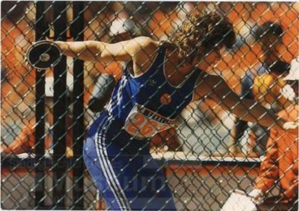 Outra atleta que competiu pela antiga Alemanha Oriental detém  o recorde do lançamento de disco. Nos Jogos de Seul, em 1988, Martina Hellmann atingiu 72,30 metros. 