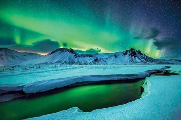 Outra atração do país é  poder ver a Aurora Boreal, principalmente entre outubro e março. Este é um fenômeno natural caracterizado pela formação de luzes coloridas no céu.