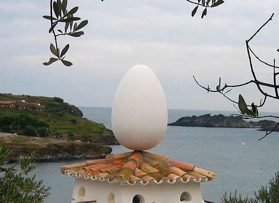 Outra casa de Salvador Dalí que virou museu, em Cadaqués, também tem um ovo no telhado, dando uma impressão de equilíbrio que causa riso. 