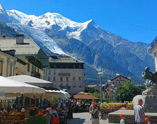 Outra cidade bastante famosa que fica nos Alpes franceses é Chamonix. Lá, você tem a oportunidade de ter uma vista privilegiada do famoso Mont Blanc e também de conhecer o Mer de Glace (mar de gelo).