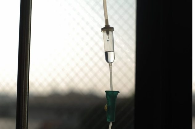 Outra das medidas que pode aliviar os sintomas é a administração de fluidos por via intravenosa para prevenir desidratação.
