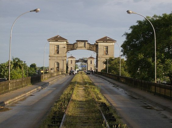 Outra ligação entre Brasil e Uruguai é a Ponte Internacional Barão de Mauá. De um lado, a cidade de Jaguarão, no Rio Grande do Sul; de outro, o município de Rio Branco, no Uruguai. 