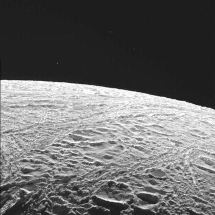 Outra lua de Saturno bem intrigante é Encédalo. Jatos de vapor de água são ejetados da sua superfície, sugerindo a existência de um oceano interior nesse satélite natural de Saturno. Na foto, a superfície de Encédalo. 