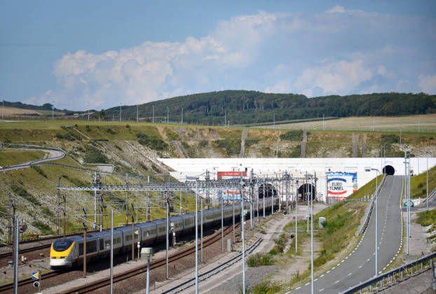 Outras propostas para unir as Ilhas Diomedes já foram sugeridas, como a construção de um túnel semelhante ao Eurotúnel, que conecta o Reino Unido ao norte da França, passando sob o Canal da Mancha no Estreito de Dover.