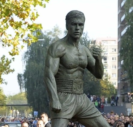 Outro astro de filmes de ação, Jean-Claude Van Damme tem uma estátua em sua homenagem em Bruxelas, na Bélgica, país onde nasceu. 