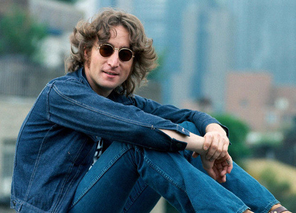 Outro ex-beatle aparece uma posição acima: John Lennon, que morreu assassinado, em 1980, aos 40 anos. Ele era o vocalista da banda. Curiosamente, tanto o líder da banda quanto Harrison nasceram em Liverpool e morreram nos EUA. Lennon arrecadou US$ 16 milhões (R$ 85,72 mi) em 2022. 