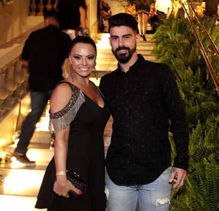 Outro jogador de futebol que se envolveu e terminou com uma atriz foi Radamés, que foi casado com Viviane Araújo por 10 anos (2007 a 2017). 