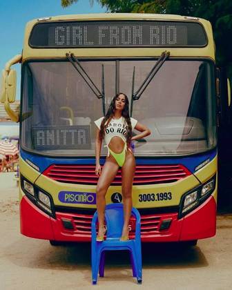 Outro look da cantora pop que bombou na internet foi o usado no clipe de “Girl From Rio”. O que seria um “simples” body cavado e um salto alto inspiraram muitas fantasias de carnaval no ano seguinte...