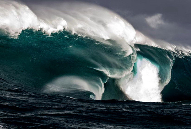 Outro lugar com características semelhantes é a praia ‘The Right’, na costa de Walpole, na Austrália Ocidental. As ondas alcançam 18 metros e já causaram mortes. Surfistas descrevem a experiência como assustadora.