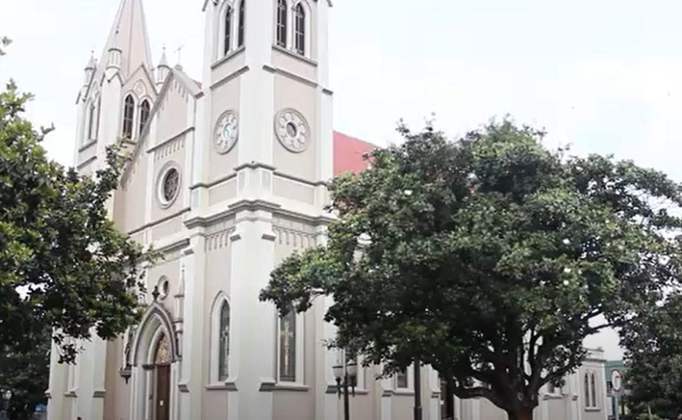 Outro ponto turístico da cidade é Igreja Matriz da Paróquia de Nossa Senhora da Piedade de Campo Largo, localizada na praça central do município. Ela é é a quarta paróquia mais antiga da Arquidiocese de Curitiba.