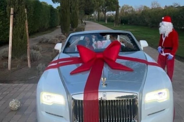 Outro Rolls Royce de sua coleção é o modelo Phantom, um carro avaliado em 3,4 milhões de reais que Cristiano Ronaldo ganhou de sua esposa em 2022. Foto: Reprodução/Instagram