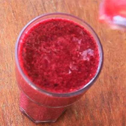 Outro suco que mistura muitas frutas e é ótimo para o sistema de defesa do corpo é o de frutas vermelhas: melancia, morango e uvas são as mais usadas. 