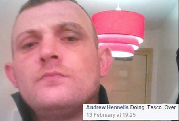 Outro trapalhão é Andrew Hennells. No Reino Unido, ele foi pego depois de se exibir no Facebook, se gabando de ter invadido um supermercado da rede Tesco. Ele foi capturado 15 minutos depois do roubo, com dinheiro e uma faca. 