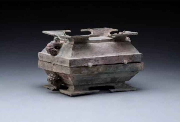 Outros itens foram encontrados durante a expedição como vasos de bronze (foto) que também eram utilizados para rituais. Bem como dois túmulos no formato vertical perto das ruínas do palácio. 