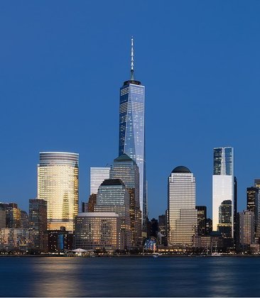 Outros pontos também preservam a memória da tragédia de 11/9. Uma nova torre foi erguida na área do World Trade Center, onde um Memorial mantém viva a lembrança dos mortos. 
