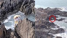 Homem arrisca a vida para salvar ovelha isolada em rochas no meio do mar